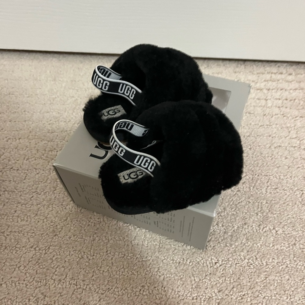 Toddler girl black ugg slipper size 4/5 never worn on floor gently used